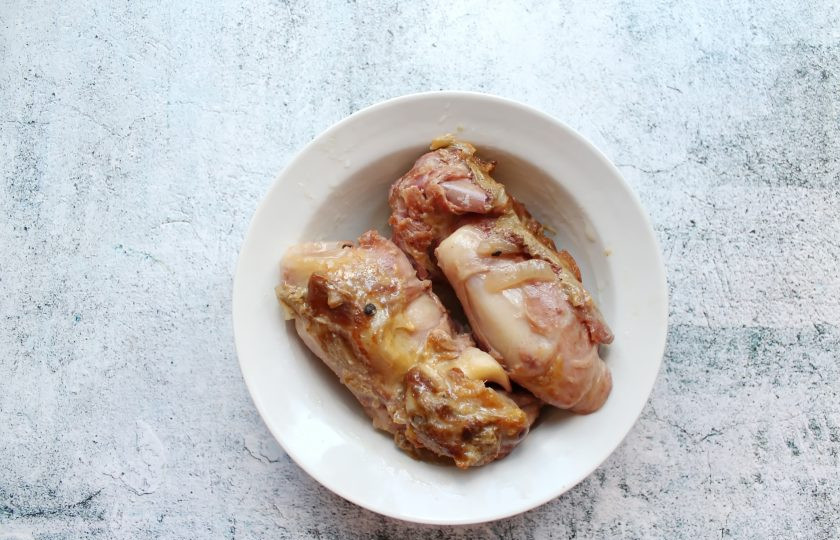 1. Этап. Фаршированные свиные калтыки: Варите калтыки на медленном огне, под закрытой крышкой, в течение 4 часов. Калтыки должны стать мягкими. Спустя время достаньте их из бульона и остудите.