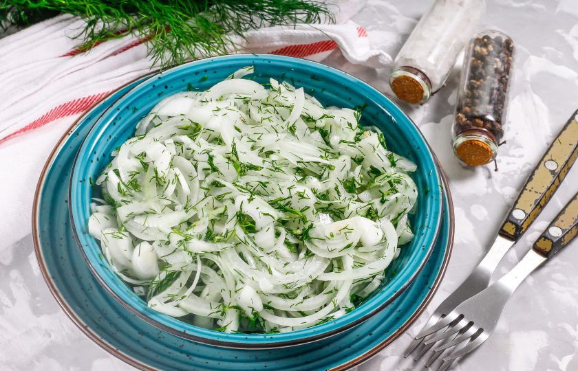 1. Этап. Маринованный лук с укропом: Спустя указанное время салат можно подавать к столу. Он идеален вприкуску с горячим запеченным мясом!