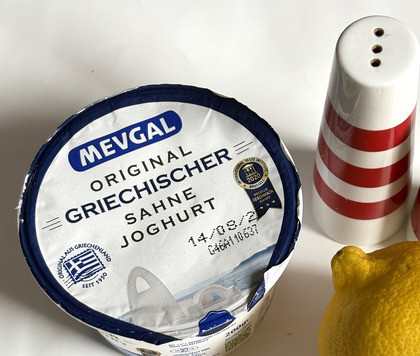 1. Этап. Турецкая паста с чечевицей: Приготовить ингредиенты для йогурта, натереть или выдавить чеснок, выжать лимонный сок.