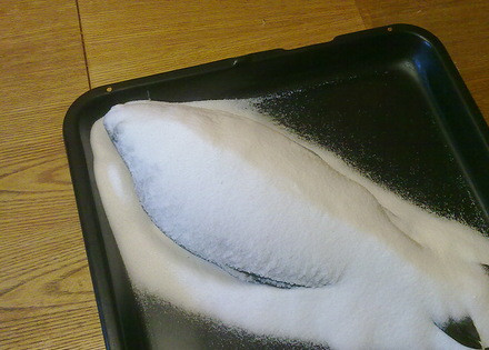 1. Этап. Карп, запеченный в соли: Засыпаем рыбу оставшейся солью. Соль лучше брать крупную, каменную.