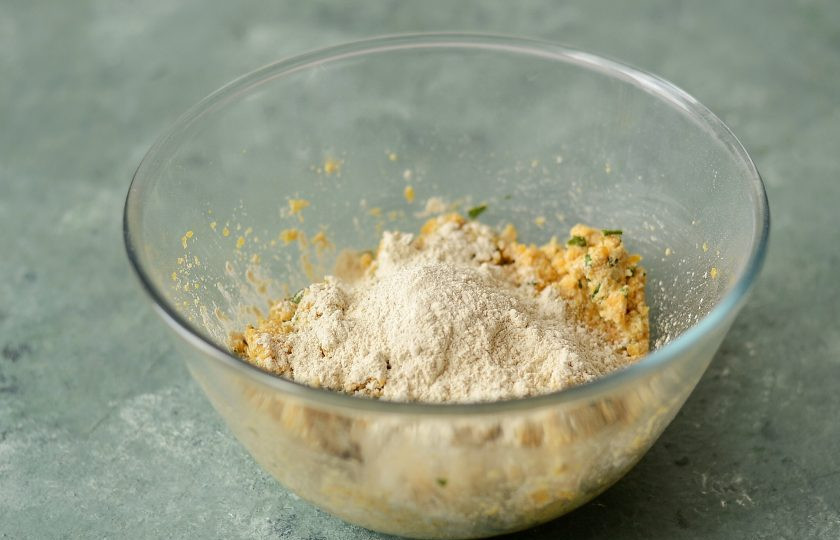 1. Этап. Котлеты из тыквы на пару: Затем добавьте глютен и еще раз перемешайте.