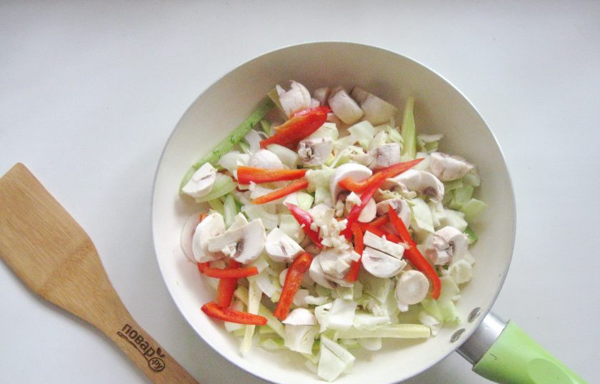 1. Этап. Яки удон: Добавьте измельченный чеснок и имбирь.