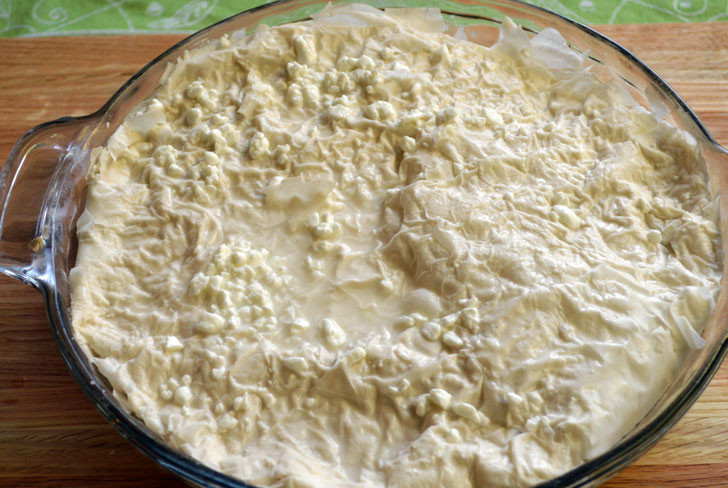 1. Этап. Быстрый пирог с сыром: Теперь закрывайте начинку свисающими краями слоеного теста. Опять-таки, чем быстрее это сделаете – тем лучше.