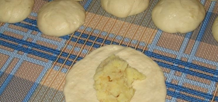 1. Этап. Домашние пирожки: 5. Каждый раскатайте в небольшую лепешку, а в центр выложите примерно 1 столовую ложку начинки.