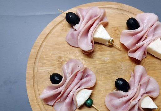 1. Этап. Мини-бутерброды Ассорти: Так оформить остальные 3 шпажки.