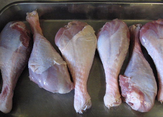 1. Этап. Голень индейки в духовке в фольге: 1. Вымойте и обсушите голени. Выложите в жаропрочную форму.