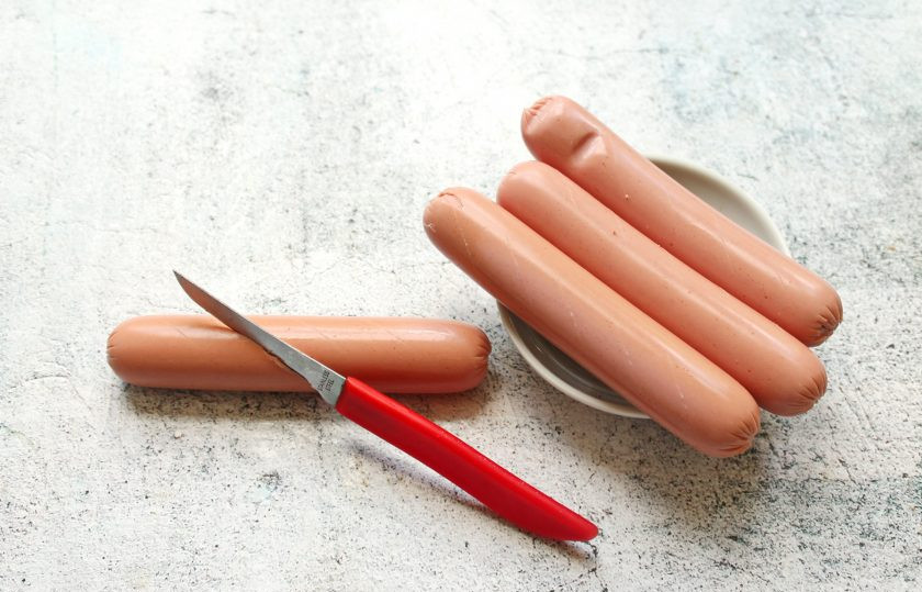 1. Этап. Сосиски на гриле: На сосисках сделайте надрезы по диагонали с двух сторон глубиной 1-2 миллиметра.