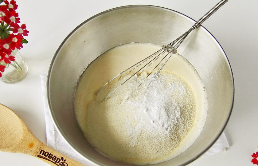 1. Этап. Манник без муки на сметане: Перемешайте. Добавьте манную крупу и соду.