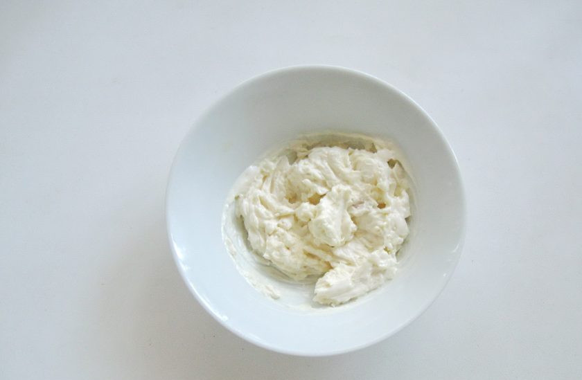 1. Этап. Башенки из кабачков и баклажанов: Перемешайте плавленый сыр с чесноком.