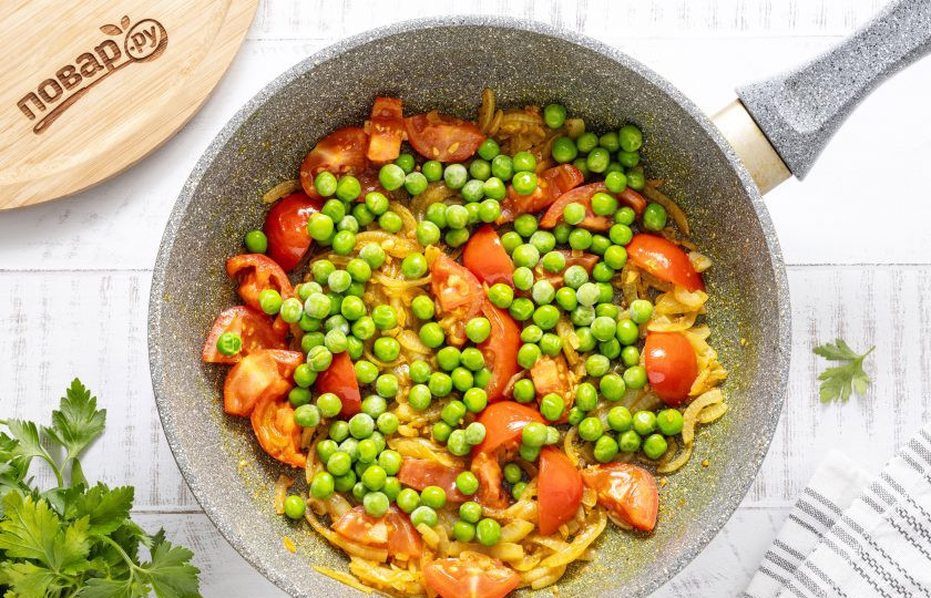 1. Этап. Капуста по-индийски: Затем добавьте зеленый горошек.