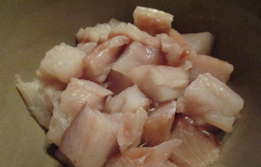 1. Этап. Котлеты из пикши: Филе рубим кубиками.