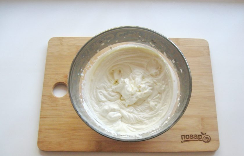 1. Этап. Торт Тирамису: Приготовьте крем. Очень холодные сливки взбейте до густой консистенции. В миску выложите маскарпоне или другой сливочный сыр. Добавьте сахарную пудру по вкусу и взбейте миксером. После добавьте сливки и опять взбейте крем.