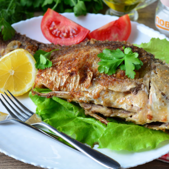 Жареный карась в сухарях