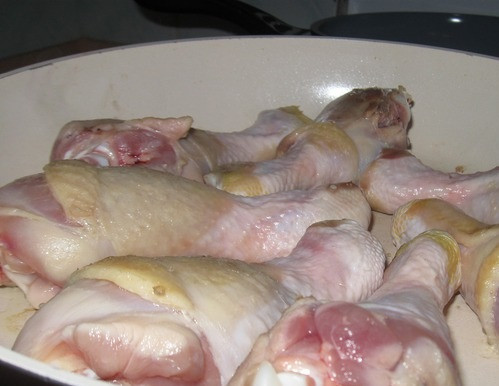 1. Этап. Чахохбили из курицы в духовке: Куриные голени промойте и обсушите бумажным полотенцем. Затем обжарьте на растительном масле со всех сторон, до появления золотистой корочки.