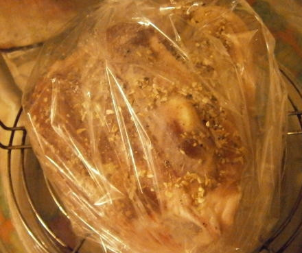 1. Этап. Рулька свиная в аэрогриле: 4. При температуре около 80 градусов рулька свиная в аэрогриле в домашних условиях запекается примерно 9 часов.