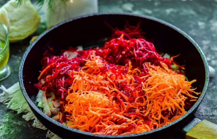 1. Этап. Казацкий борщ: Добавьте в сковороду морковь, свеклу, сахар. Жарьте овощи еще 4-5 минут помешивая.