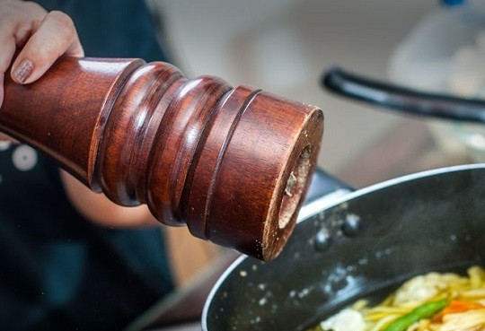 1. Этап. Овощной суп с лапшой: 6. Посолите, добавьте по вкусу специи, зелень. Через минуту снимите с огня и подавайте готовый овощной суп с лапшой к столу. Приятного аппетита!