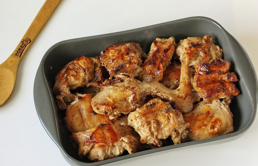 1. Этап. Кролик в соевом соусе в духовке: Переложите обжаренное мясо в форму для запекания.