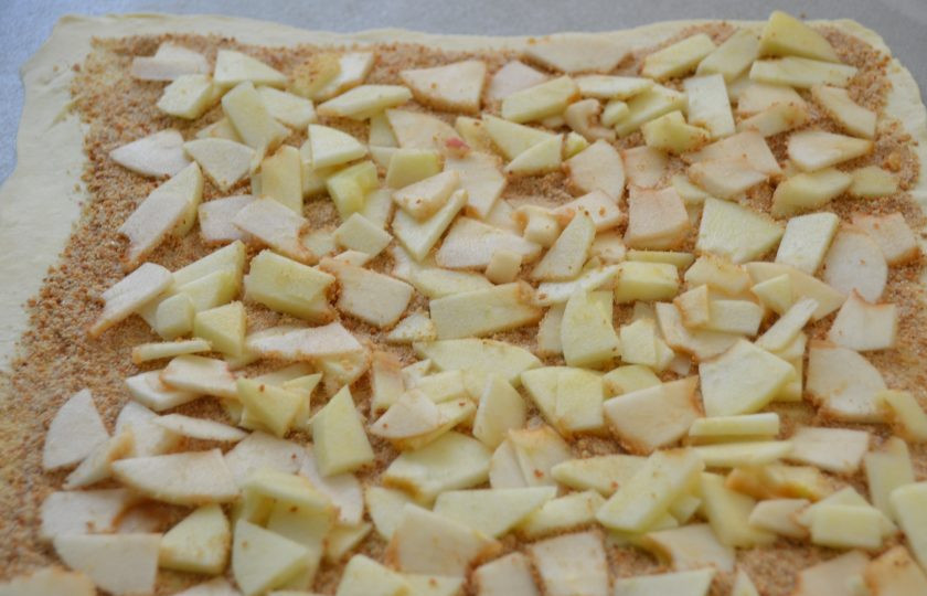 1. Этап. Ленивый яблочный штрудель: Сверху выложите яблоки.
