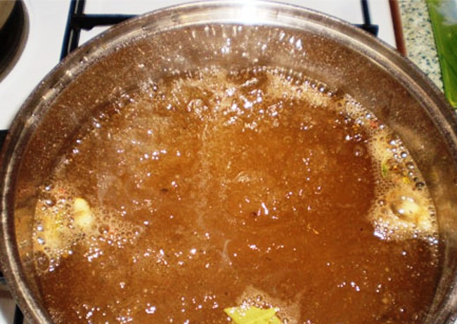 1. Этап. Варено-копченая курица: Все специи, соль и чеснок положите в воду и доведите до кипения. Дайте пару минут прокипеть, затем охладите до комнатной температуры.