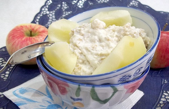 1. Этап. Овсянка с творогом: Хорошо перемешайте овсяные хлопья с творогом, украсьте их яблоком. Приятной дегустации!