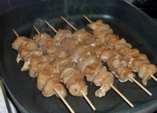 1. Этап. Куриные шашлычки: Разогрейте духовку до 200 градусов. Шпажки выложите в форму. Выпекайте 10 минут на одной стороне, затем переверните шашлычок и выпекайте еще 10 минут — на другой.