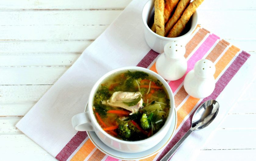 1. Этап. Легкий супчик с вермишелью и брокколи: Подавайте супчик горячим. Вкусно подавать к нему хрустящие хлебные палочки. Приятного!