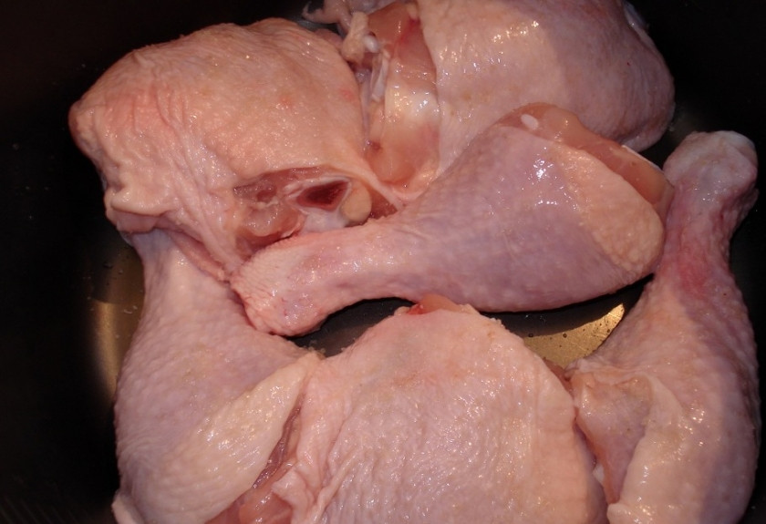 1. Этап. Курица в мультиварке в сметане: Для начала нарезаем курицу на порционные кусочки или берем уже готовые, промываем их под водой и высушиваем при помощи бумажных салфеток, выкладываем в чашу мультиварки.