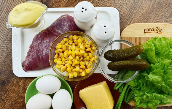 1. Этап. Вкуснейший салат Cказочная поляна: Подготовьте необходимые продукты. Поставьте отвариваться яйца. Утиную грудку промойте под прохладной водой, обсушите.