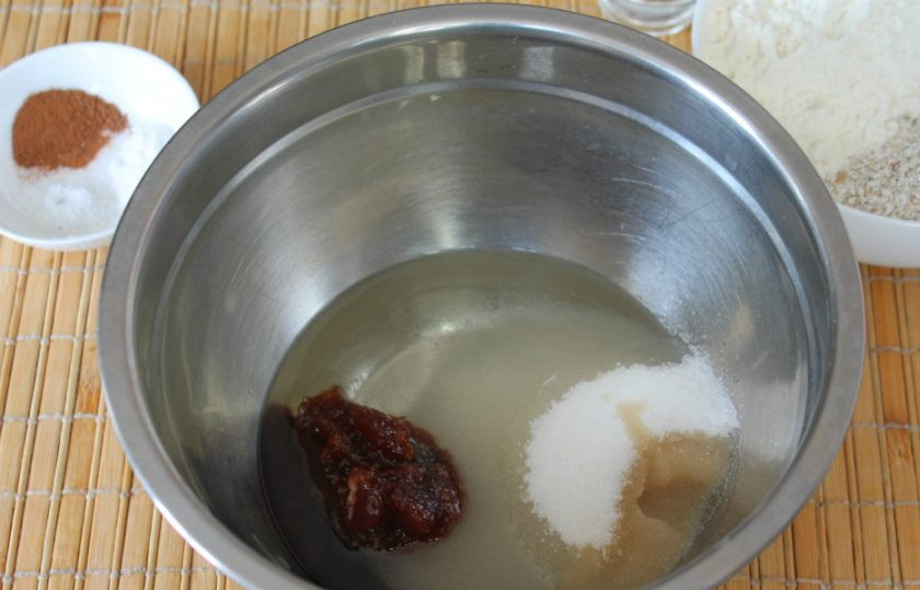 1. Этап. Овсяное печенье как в магазине: Добавляем патоку, воду и ванильную настойку. Патоку можно заменить густым фруктовым джемом или медом.