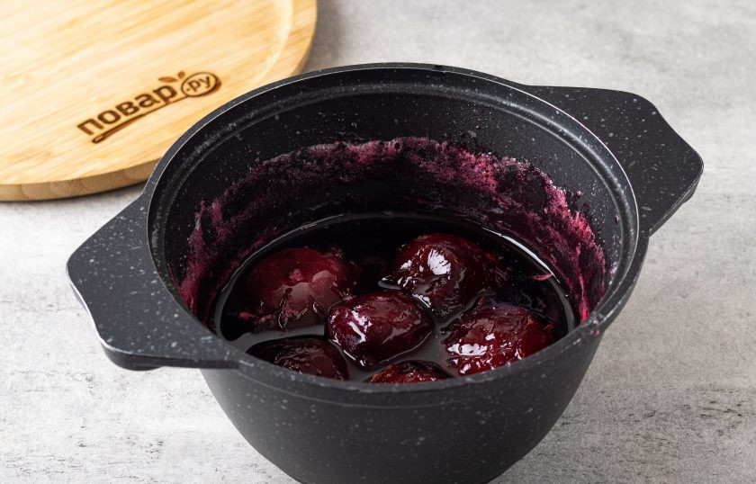 1. Этап. Варенье из красной сливы с косточками: В последний (4 раз) доведите варенье до кипения.