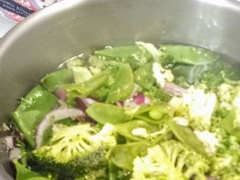 1. Этап. Салат из брокколи, фиников, орехов пекан: Бланшировать горох сорта манжту, брокколи и лук красный 2 минуты в кипящей воде. Затем процедить.