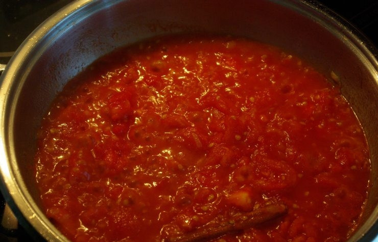 1. Этап. Курица карри по-индийски: В томатную массу добавляем палочку корицы, гарам масала и соль. Варим на среднем огне, чтобы соус немного уварился (около 15 минут).