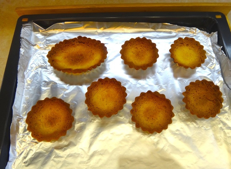 1. Этап. Тарталетки с фруктами в желе: Готовым тарталеткам дайте остыть, после чего достаньте их из формочек.