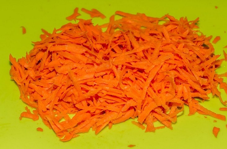 1. Этап. Суп из копченостей: Морковь натрите на терке.