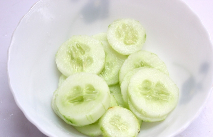 1. Этап. Холодный огуречный суп: Огурец почистите от кожуры, порежьте кольцами и выберите семечки.