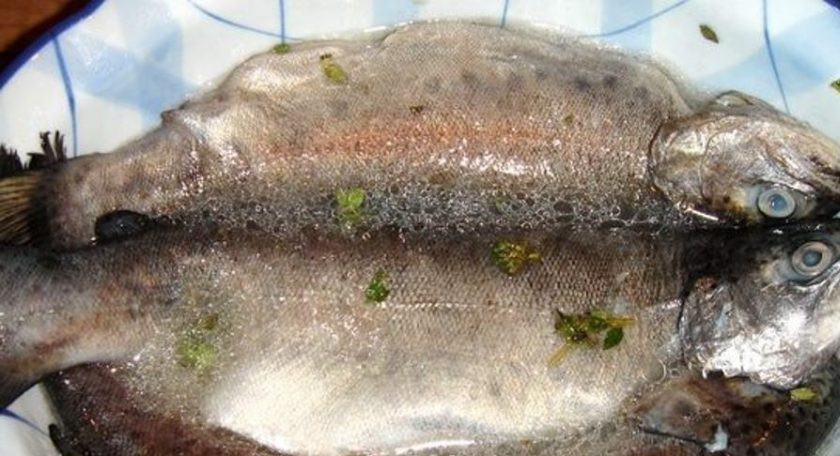 1. Этап. Форель белая: Смешайте сок лимона с растительным маслом, добавьте вино, листики тимьяна и замаринуйте этой смесью рыбу на 2-3 часа.