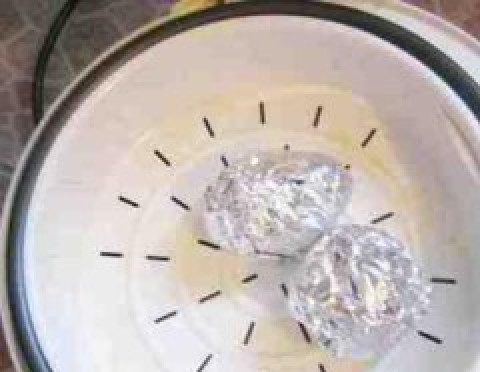 1. Этап. Запеченные окорочка в мультиварке: Кладем картофель в плетенку для варки в чаше. Запекает все вместе в режиме 