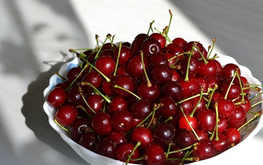 1. Этап. Творожно-сметанный торт: 7. А дальше можно дополнить десерт ягодами или фруктами. В данном случае это небольшое количество вишни без косточек.