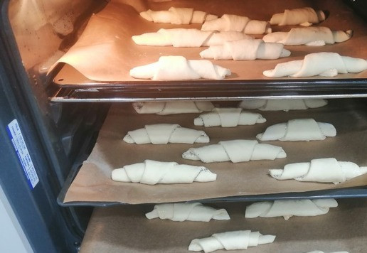 1. Этап. Булочки из безопарного дрожжевого теста: Разогреть духовку до t = + 50-60 С, затем выключить. Поставить булочки в духовку для расстойки. Бумагу ничем смазывать не надо.