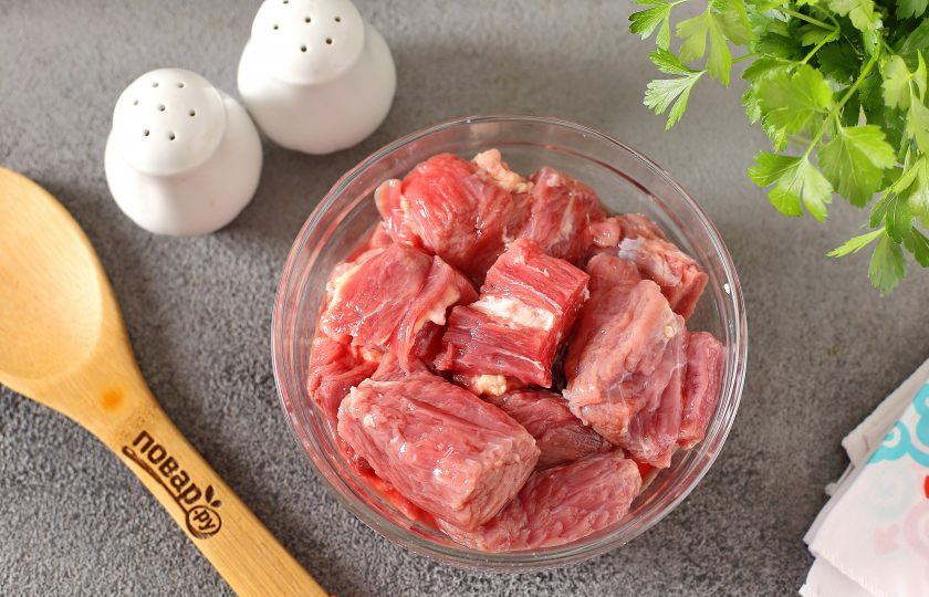 1. Этап. Лагман по-таджикски: Говядину нарежьте небольшими кусочками.