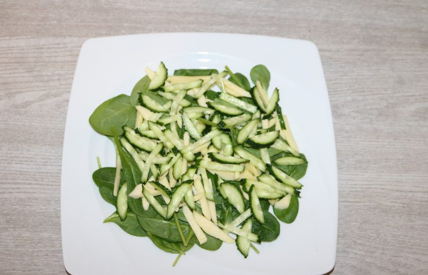 1. Этап. Диетический зелёный салат: Сверху выложите нарезанные огурцы.