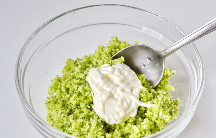 1. Этап. Блинчики из печени говяжьей: 5. При желании можно разнообразить блинчики начинкой. Для этого необходимо натереть на мелкой терке твердый сыр и соединить с измельченной зеленью. Добавить очищенный и пропущенный через пресс чеснок и небольшое количество сметаны или майонеза.