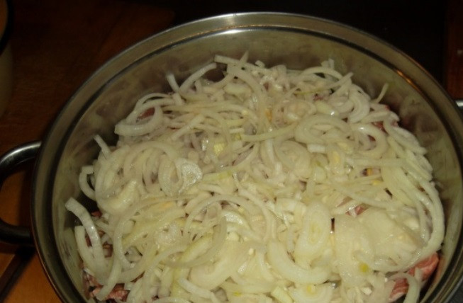 1. Этап. Шашлык из баранины по-узбекски: Повторите слои, пока не закончится лук и мясо. Закройте крышкой и оставьте мариноваться на 5 часов.