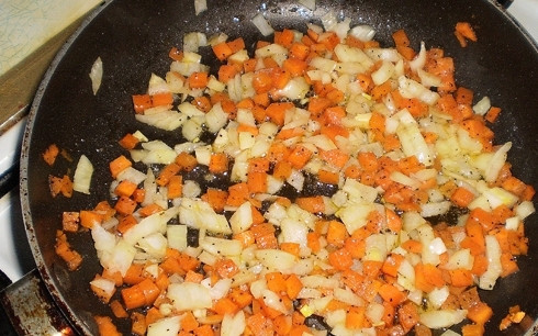 1. Этап. Тушеная фасоль с луком и морковью: Очистите лук, нарежьте его мелкими кубиками. Добавьте к морковке на сковороду и обжаривайте минут 10.