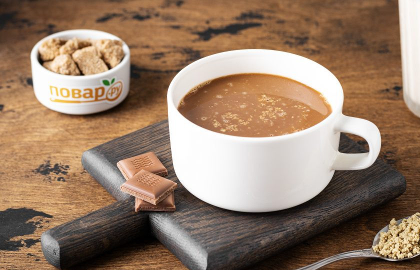 1. Этап. Горячий шоколад с имбирём и халвой: Перелейте горячий шоколад в кружку, сверху присыпьте халвой и подавайте к столу.