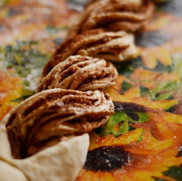 1. Этап. Крендель с корицей: Затем переплетите половинки в косу, при этом выворачивайте слегка наружу, чтобы корица проступила.