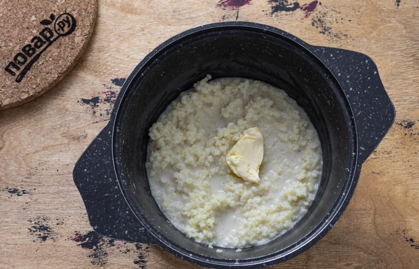 1. Этап. Пшенная каша с маслом: После выключите плиту, накройте крышкой и оставьте на полчаса. Перед подачей добавьте сливочное масло и перемешайте кашу.