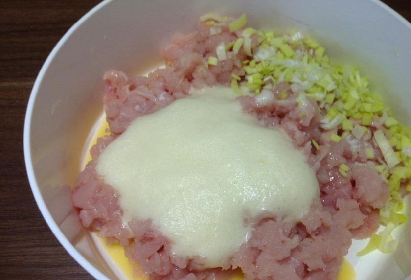 1. Этап. Фрикадельки под соусом в духовке: 6. В миску перекладываю мелко рубленное мясо, зеленый лук, яйцо, солю по вкусу и приправляю специями, перемешиваю.