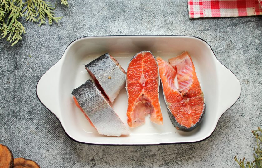 1. Этап. Форель в сливочно-сырном соусе: Форель разрежьте на стейки, посолите, поперчите и выложите в смазанную растительным маслом форму.